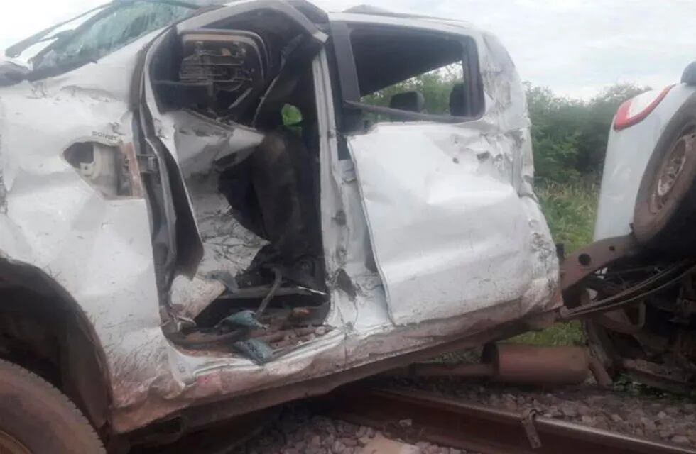 Camioneta chocó contra un tren en Santiago del Estero.