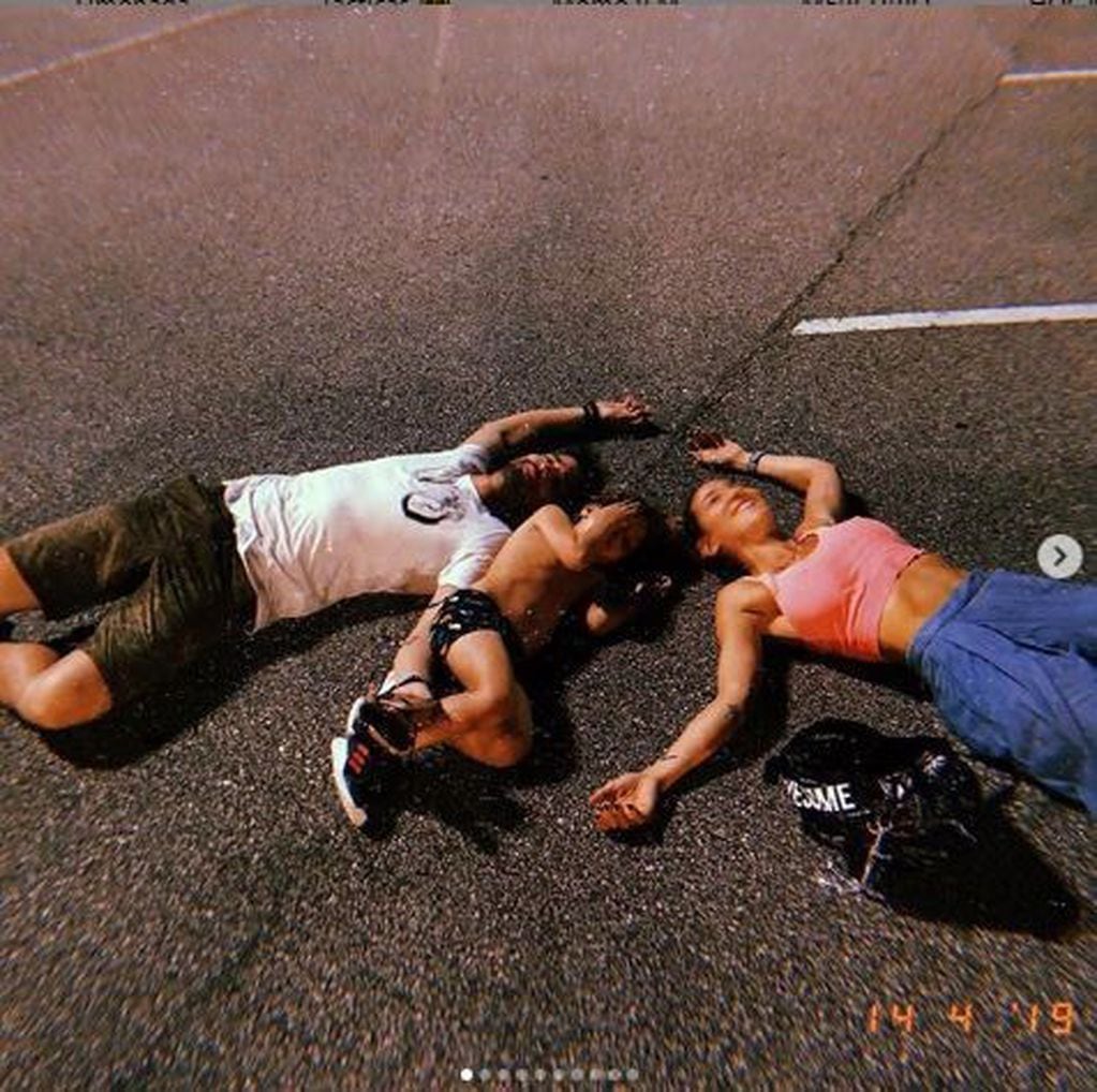 "Tirados en el asfalto", así quedaron Jimena Barón, su hijo "Momo" y su pareja Mauro Caiazza después de un día en los parques de Disney