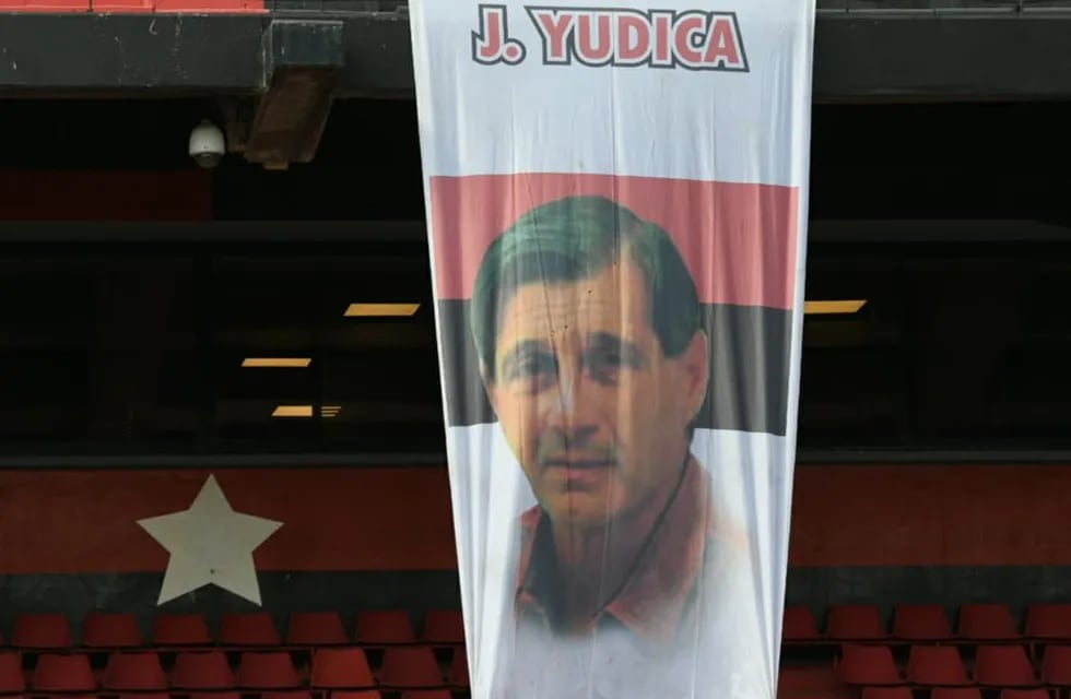 En el Estadio Marcelo Bielsa colgaron una bandera dedicada al director técnico que fue campeón con la Lepra en 1988.