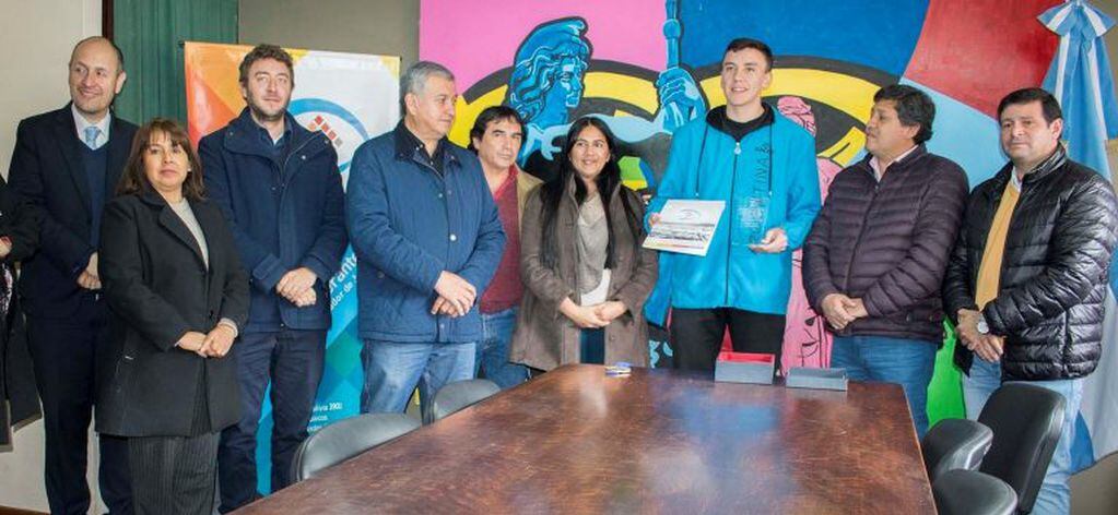 Los legisladores municipales, junto a Rodrigo Soria, el jujeño de bronce, una gran promesa para el voley argentino.