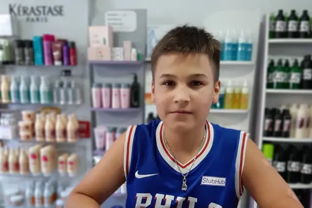 Ayrton, el peluquero y barbero más joven de Entre Ríos.