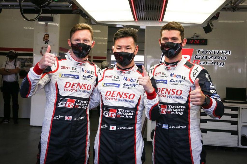 Conway, Kobayashi y Pechito López celebran la obtención de la pole, en una edición de Le Mans que será recordada por el contexto de la pandemia de coronavirus.