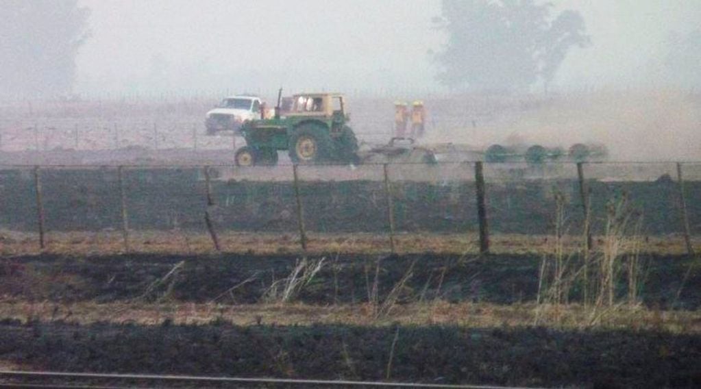 Productores rurales usaron una rastra doble acción para cortar el avance del fuego (Infotec)