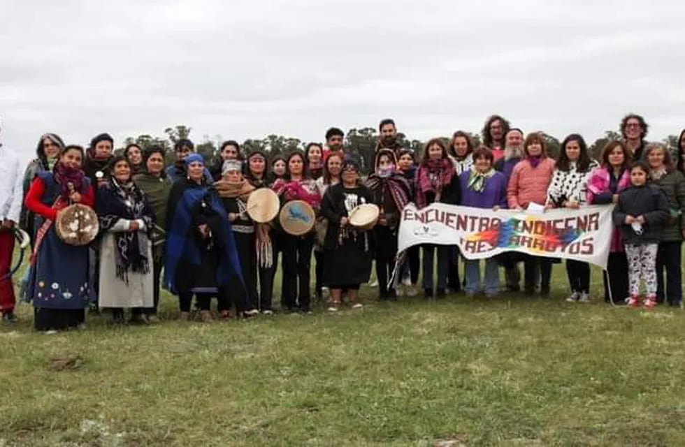 ntegrantes de la Asociación Encuentro Indígena junto a dirigentes indígenas en el Sitio Arroyo Seco.