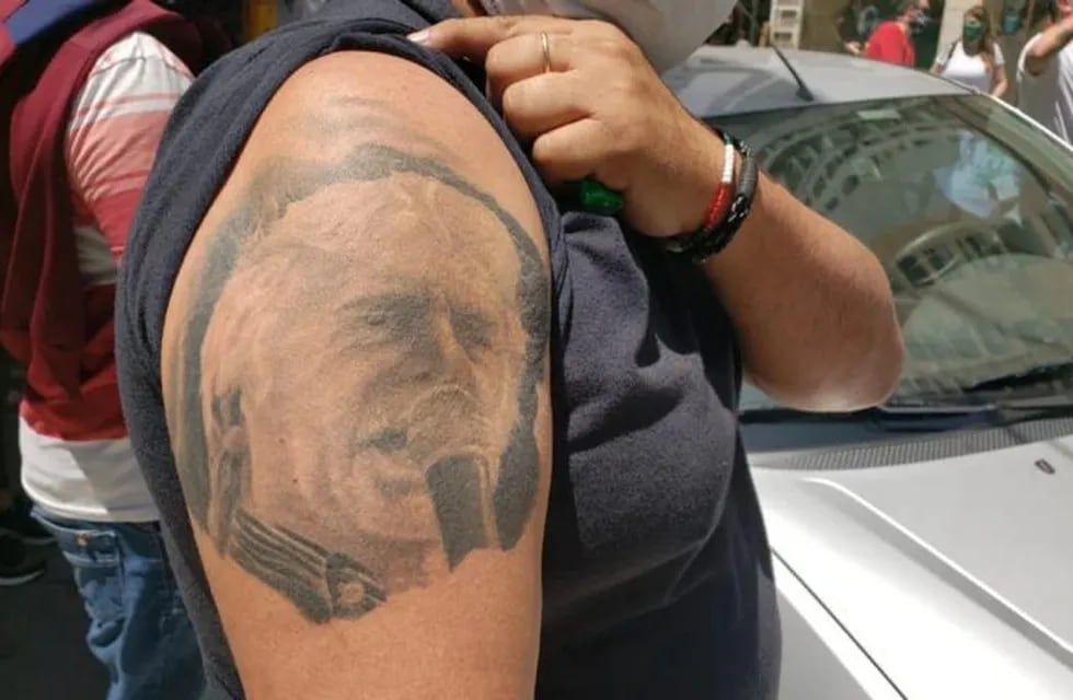 Se hizo un tatuaje con la cara del sindicalista Rubén Daniele.