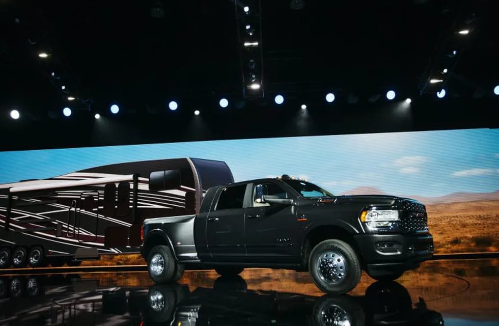 A Fiat Chrysler Automobiles NV (FCA) 2019 Ram 3500 heavy duty pickup truck is displayed during the 2019 North American International Auto Show (NAIAS) in Detroit, Michigan, U.S., on Monday, Jan. 14, 2019. Fiat Chrysler Automobiles NV pulled off a startling upset in the final months of 2018 as the redesigned Ram pickup truck outsold its rival Chevrolet Silverado. Photographer: Sean Proctor/Bloomberg eeuu  show internacional del automovil presentacion nuevos modelos de autos autos coches automoviles