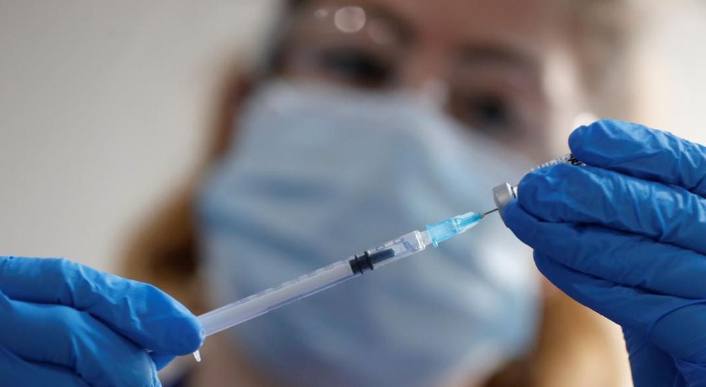 Pfizer anunció que comenzará a testear su vacuna en niños de 12 a 15 años(AP/Frank Augstein, Pool/Archivo)