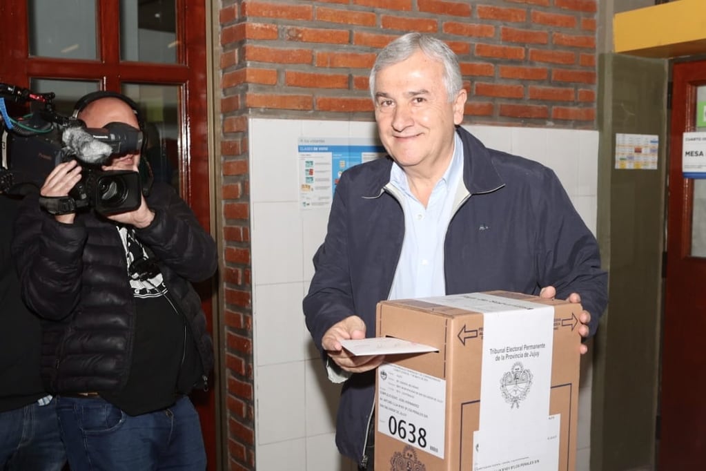 El gobernador Gerardo Morales, al momento de depositar su voto en la urna, este domingo. Medios de diferentes partes del país llegaron a Jujuy para cubrir esta elección provincial.