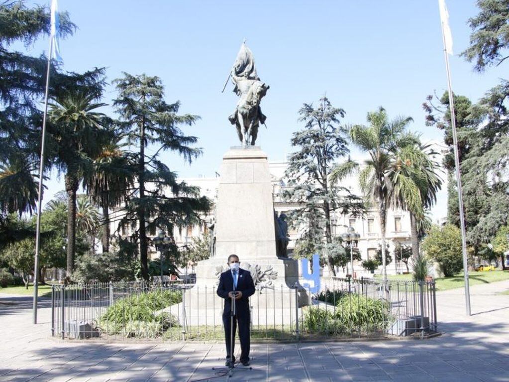 El acto por el 427° aniversario de la fundación de Jujuy tuvo lugar en la plaza Belgrano, en el centro de esta capital.