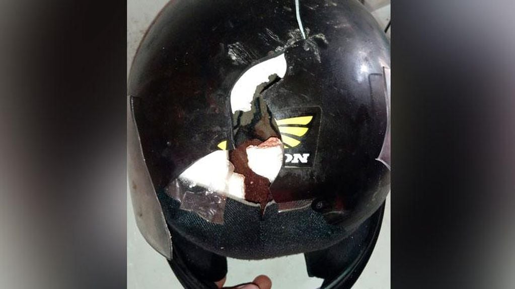 El casco quedó partido tras el ladrillazo. 