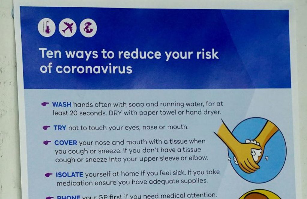 "10 formas de reducir sus riesgos de adquirir coronavirus", indica el cartel de campaña de prevención, en uno de los accesos al circuito urbano de Melbourne.