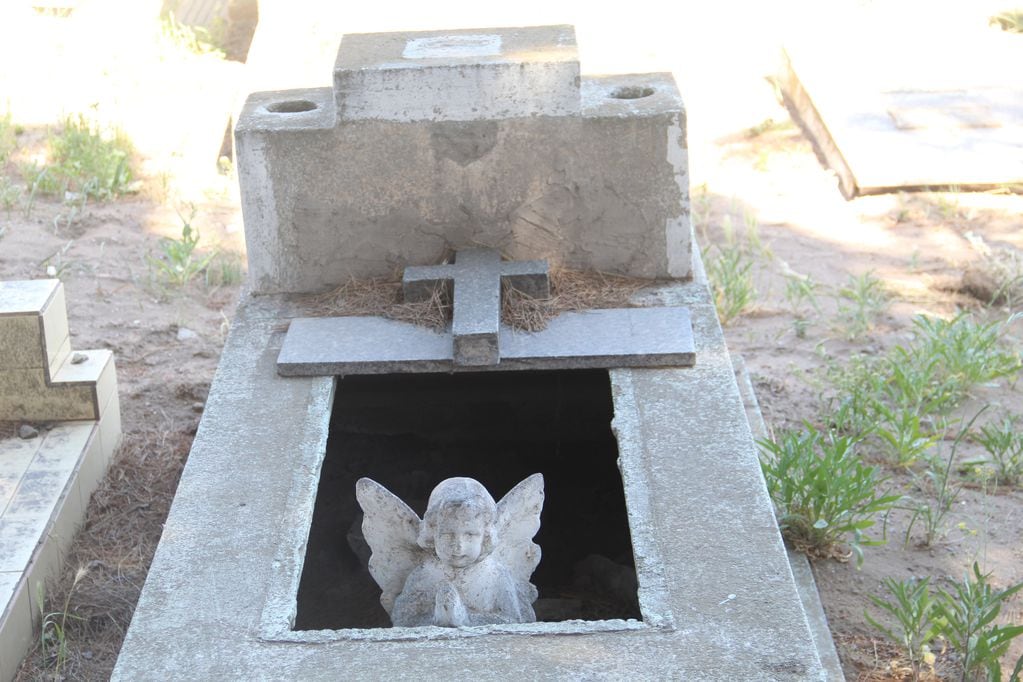 Tumbas abandonadas en el cementerio de Punta Alta