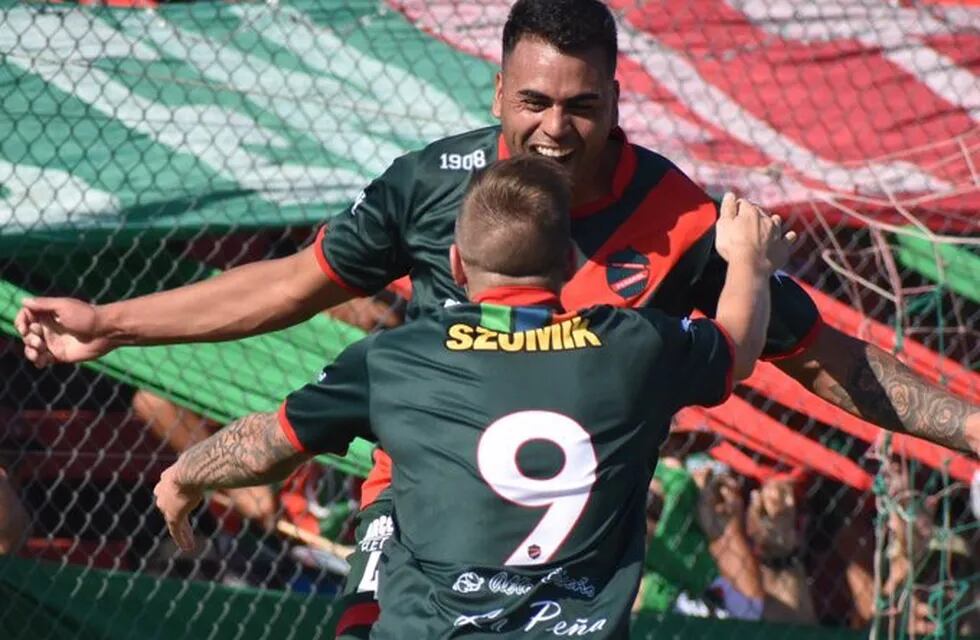 Festejo en El Trampero. La Peña es puntero invicto en la Zona 8.