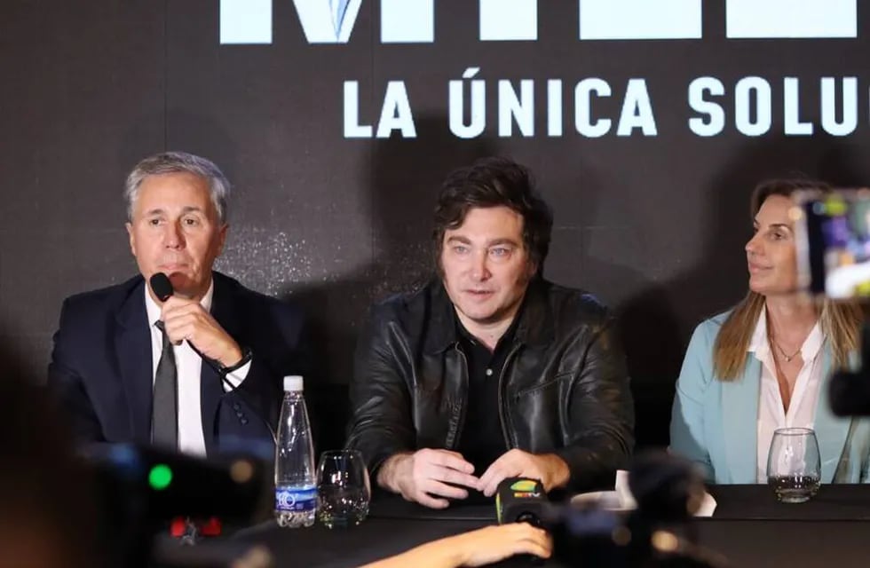 Javier Milei y Sebastián Etchevehere en conferencia de prensa.