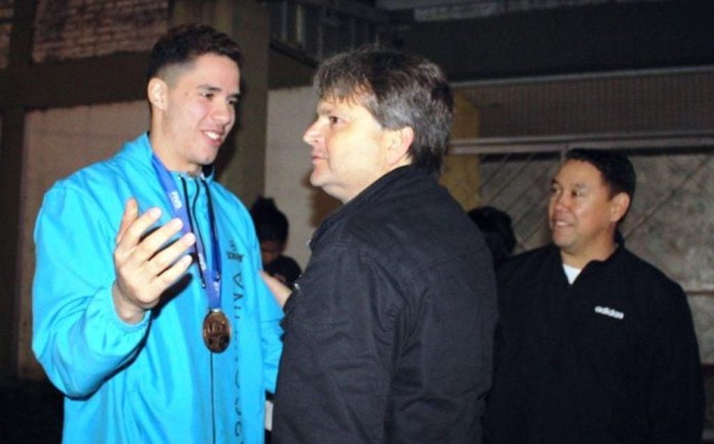 Walter Acosta integrante de la Selección Argentina de Voleibol Sub 19 con el intendente Gaspar Dudek de Cerro Azul. (La Misión)