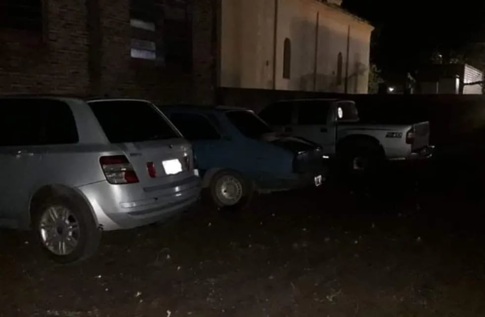 En el lugar secuestraron los vehículos de quienes habían asistido a la reunión. (Policía de Santa Fe)