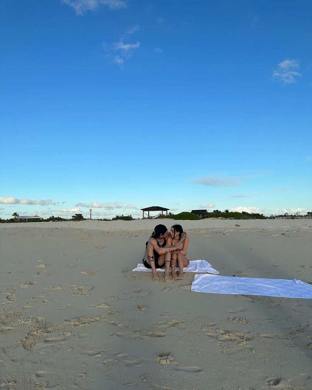 Las románticas vacaciones de Nicki Nicole y Peso Pluma en la playa: “Somos aesthetic”