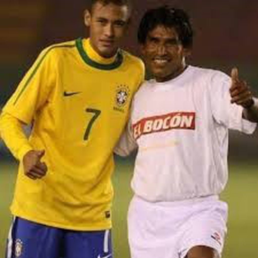 Renzo Motta junto al jugador de fútbol brasileño, Neymar.