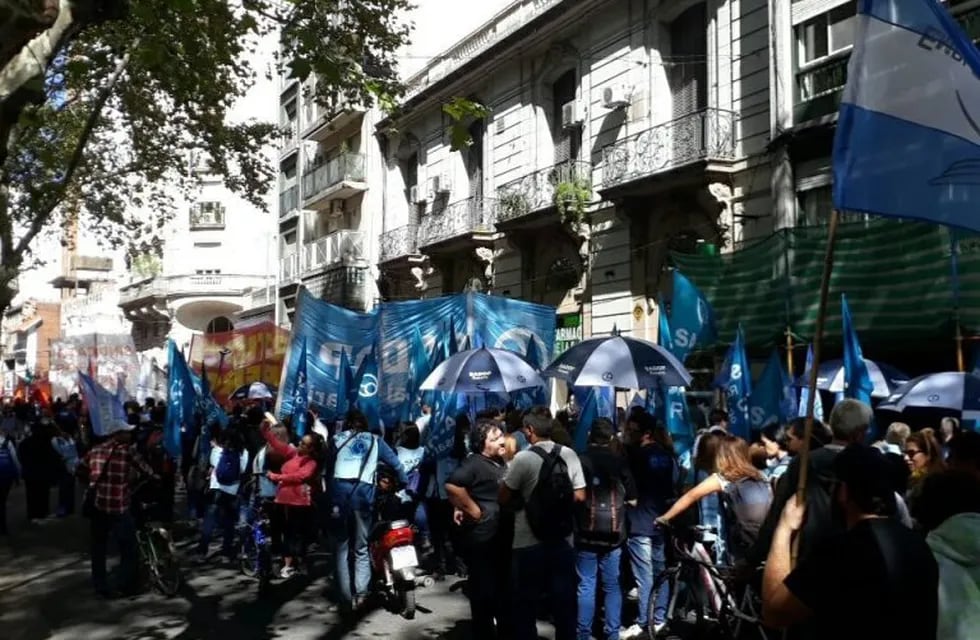 Protesta de gremios estatales en la Plaza 25 de Mayo de Rosario por una paritaria sin techo. (@JuanGmez12)