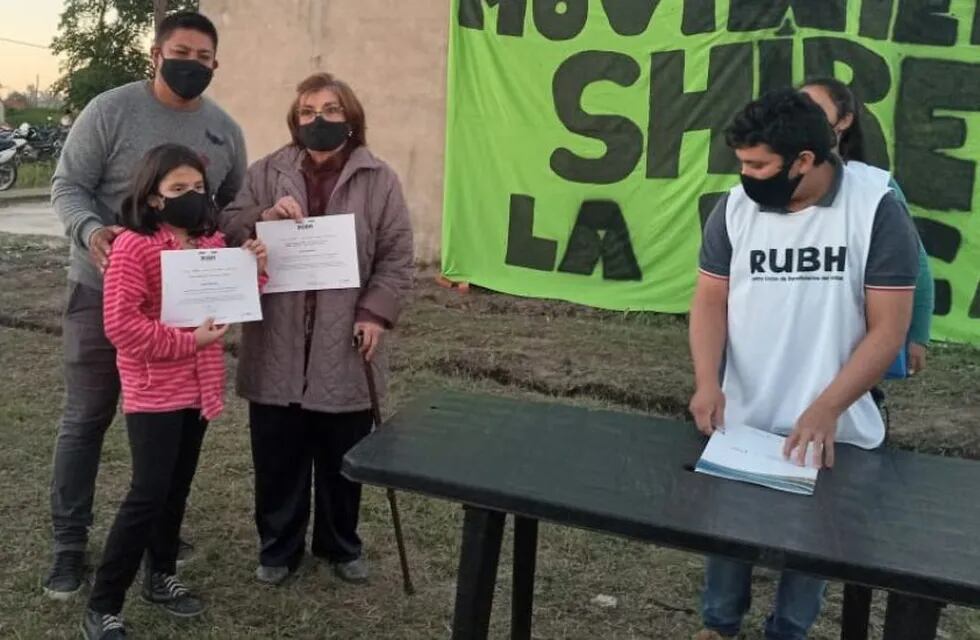 Se entregaron 143 certificados en los barrios Shiré, Carolina Romero (ambos de la Chacra 137) y otros 101 en el barrio La Ilusión (Chacra 216).