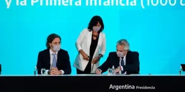 Firmado. El Presidente en el acto de ayer, junto a Vilma Ibarra y a Santiago Cafiero. (Clarín)