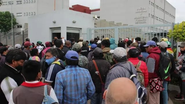 Aborígenes apostados frente a la entrada de la Ciudad Judicial de Tartagal.