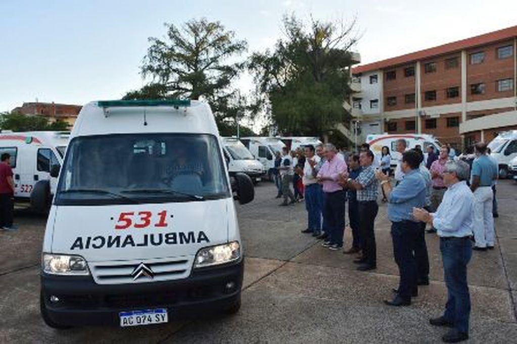 Las nuevas ambulancias se hicieron entrega en el Parque de la Salud, en Posadas.