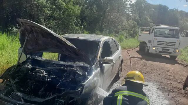 Eldorado: incendio consumió su automóvil mientras circulaba en él