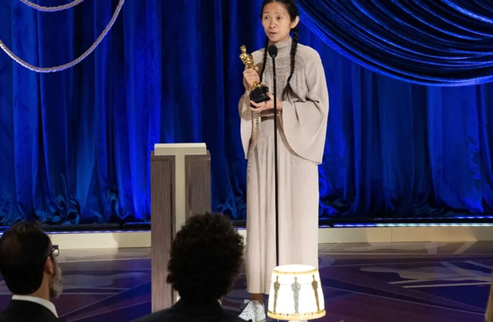 "Nomadland", el drama dirigido por Chloé Zhao y protagonizado por Frances McDormand, fue la mejor película (Fotos: AP)