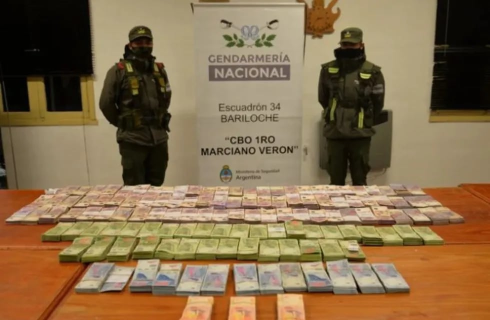 El dinero que trasladaba la funcionaria rionegrina fue secuestrado y se la investiga por lavado de dinero (Gendarmería Nacional)