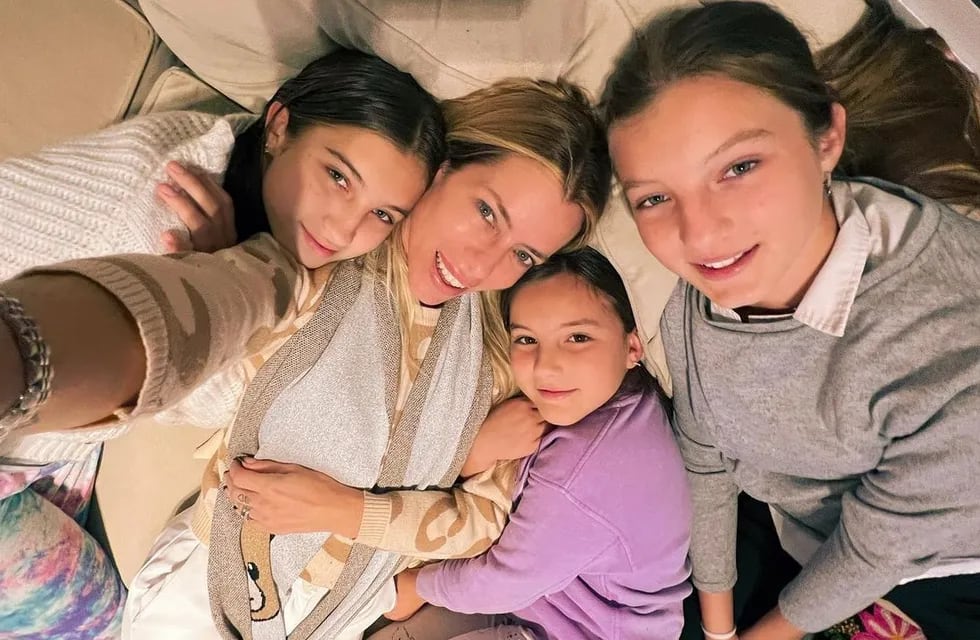 Neumann junto a las tres hijas que tuvo con Fabián Cubero. (Instagram).