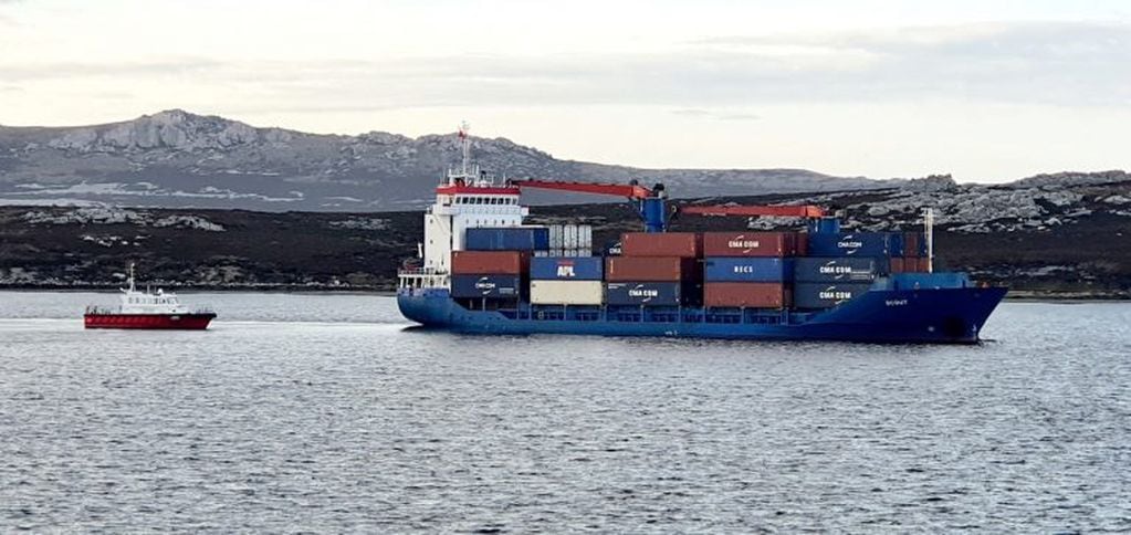 "With a little help from my friends". Malvinas se aprovisiona desde Montevideo y Punta Arenas usando un buque de tercera bandera.