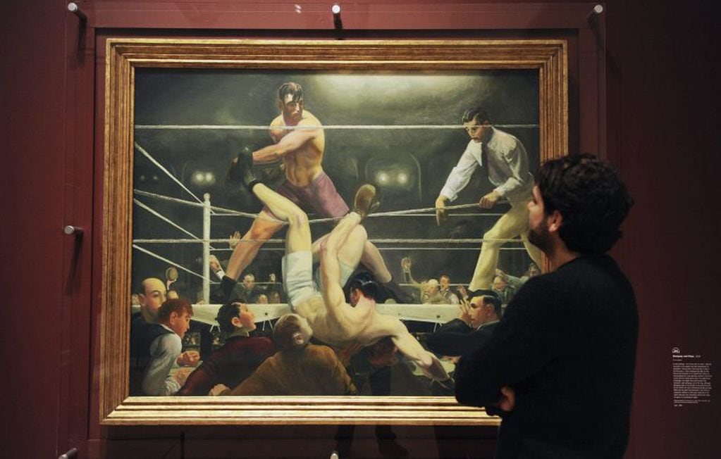 Un empleado de la Real Academia de Bellas Artes observa el cuadro del pintor estadounidense George Bellows "Dempsey and Firpo" (1924), en la Real Academia de Bellas Artes de Londres, Reino Unido, el 12 de marzo del 2013, durante la exposición "George Bellows (1882-1925): Modern American Life". EFE/Andy Rain