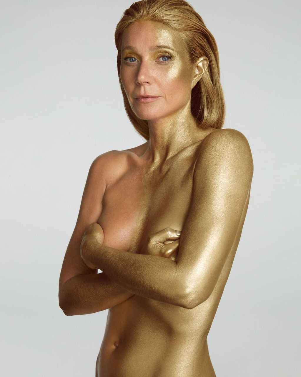 Gwyneth Paltrow posó pintada de dorado para celebrar sus 50 años.