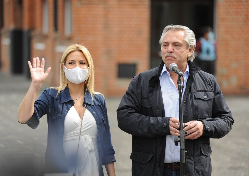 Alberto Fernandez junto a Fabiola Yañez saliendo de votar .  Argentina . Foto Federico Lopez Claro