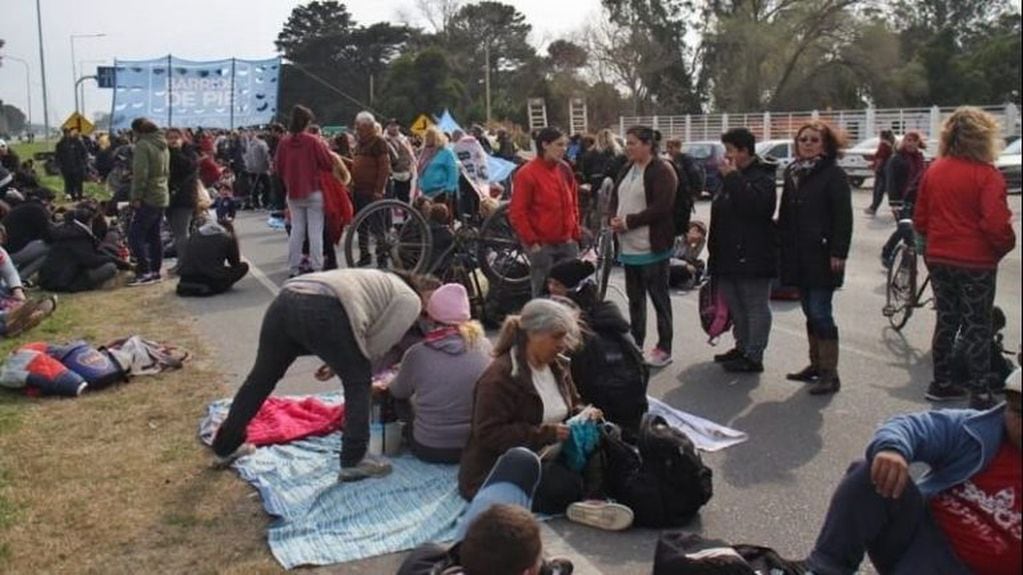 Movimientos sociales cortan los ingresos a Mar del Plata por las rutas 2 y 88. Fotos: 0223.