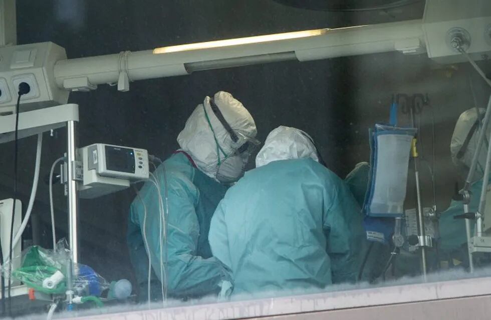 El director del Hospital Central de Mendoza, Ariel Herrera señaló que la médica infectada se contagió trabajando y está aislada.