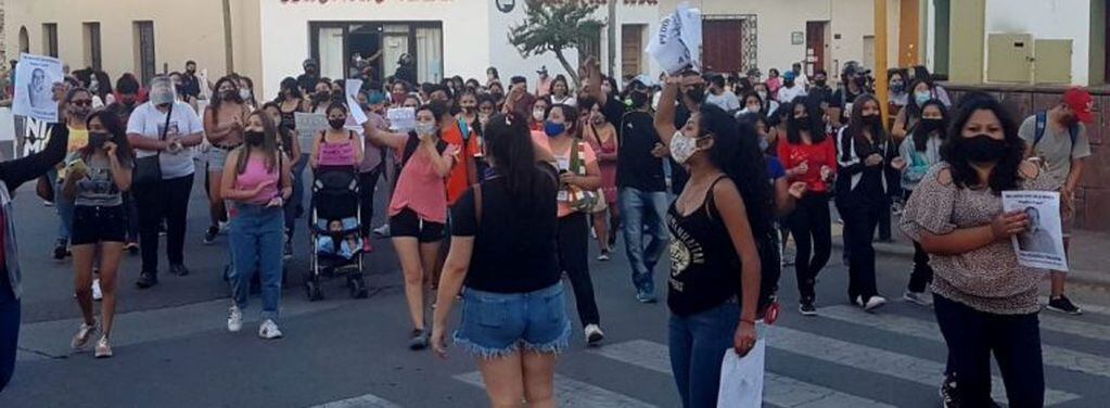 Gran cantidad de jóvenes tomaron parte de la marcha por las calles de El Carmen,
