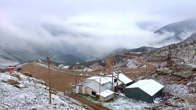 Una nevada tardía en Vallecitos cubrió de blanco el paisaje a un mes y medio del comienzo del verano.