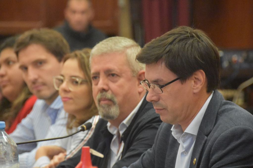 El ministro Federico Cardozo (derecha) fue recibido por el diputado Guido Luna (centro) para su presentación ante la Comisión de Finanzas de la  Legislatura de Jujuy.