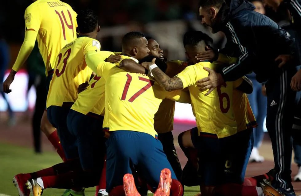 QUITO (ECUADOR), 10/10/2017.- Jugadores de la selección ecuatoriana celebran un gol hoy, martes 10 de octubre de 2017, durante un partido correspondiente a la última fecha de las eliminatorias de la Conmebol al Mundial de Rusia de 2018 disputado entre Ecuador y Argentina en el estadio Atahualpa de la ciudad de Quito (Ecuador). EFE/José Jácome\r\n\r\n\r\n\r\n\r\n\r\n\r\n quito ecuador  eliminatorias campeonato mundial 2018 futbol futbolistas partido seleccion ecuador argentina