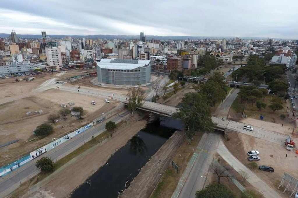 Schiaretti recorrió los puentes Gobernador Mestre y 25 de Mayo, próximos a inaugurarse en la ciudad Capital. (Prensa Gobierno)