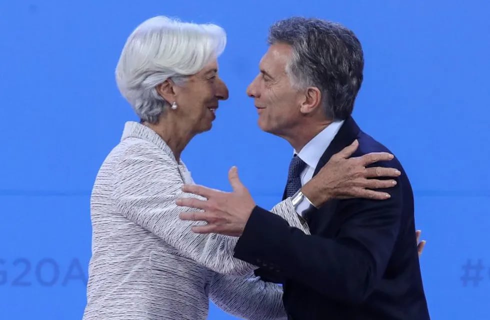 Managing Director of the International Monetary Fund (IMF) Christine Lagarde (L) is welcomed by Argentina's President Mauricio Macri at Costa Salguero in Buenos Aires during the G20 Leaders' Summit, on November 30, 2018. - G20 powers open two days of summit talks on Friday after a stormy buildup dominated by tensions with Russia and US President Donald Trump's combative stance on trade and climate fears. (Photo by Ludovic MARIN / AFP) buenos aires mauricio macri CHRISTINE LAGARDE reunion cumbre del G20 en Buenos Aires 2018 encuentro de mandatarios de los paises mas poderosos del mundo dia de trabajo de los mandatarios en el centro de convenciones Costa Salguero