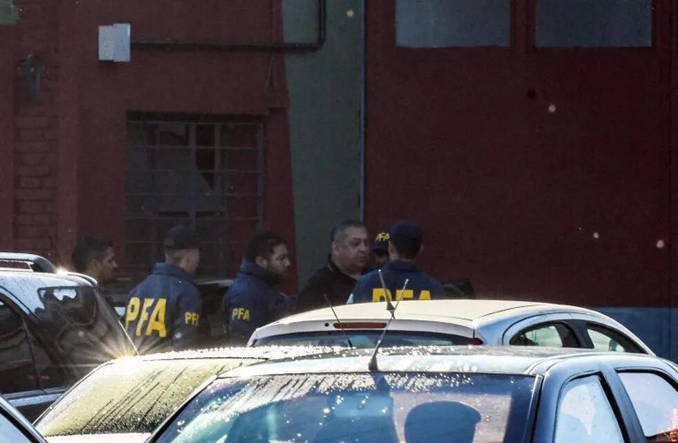 Agentes de la Policía Federal detienen al dirigente Luis D'Elía.