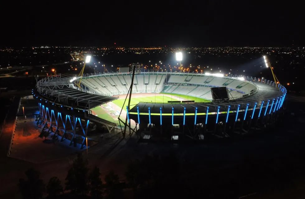 Se trata de las flamantes luces del estadio, que fueron estrenadas hace algunos días. (Prensa Agencia Córdoba Deportes)