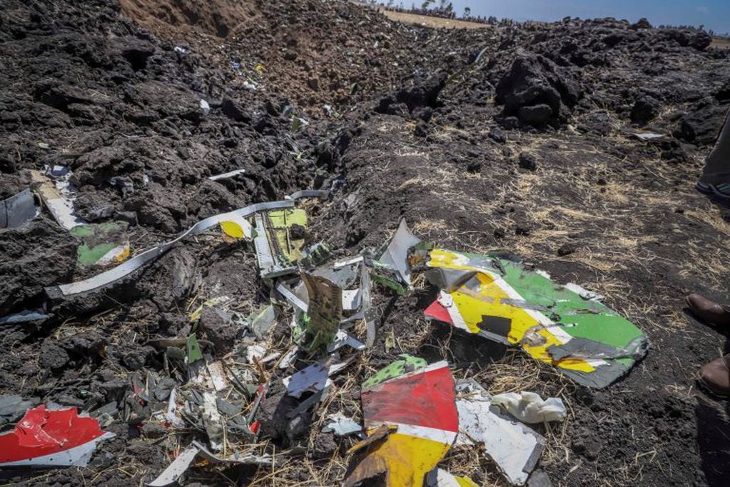El avión quedó completamente destruido y no quedaron sobrevivientes (AP Photo)