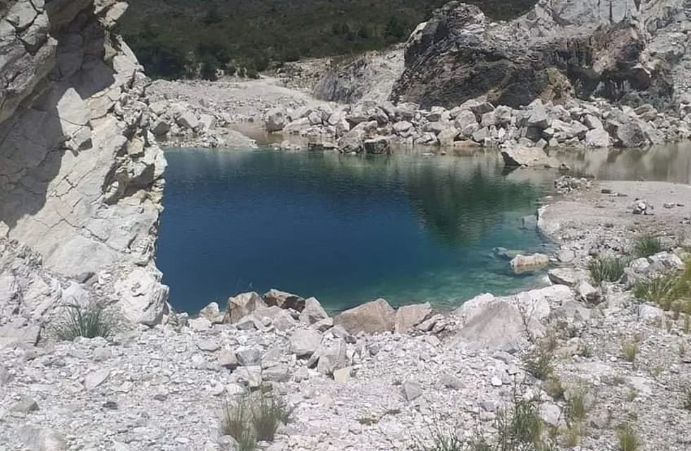 Laguna de aguas turquesas en Villa Yacanto.