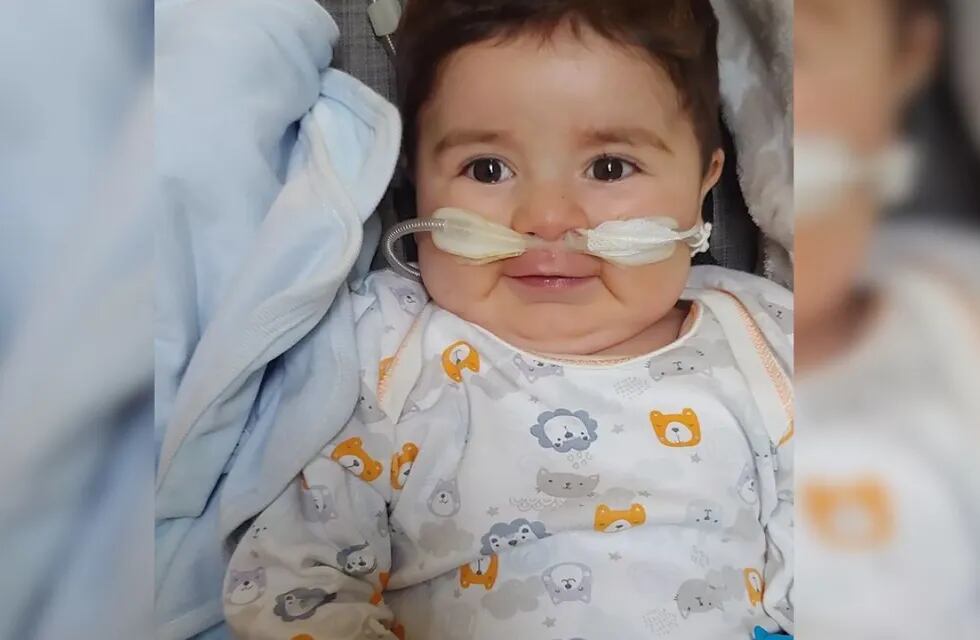 Con mucha emoción, los padres de Santi mostraron como mejora su salud con una dulce foto