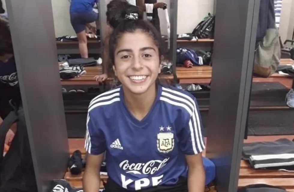 Camila Zárate con ropa de la Selección Nacional