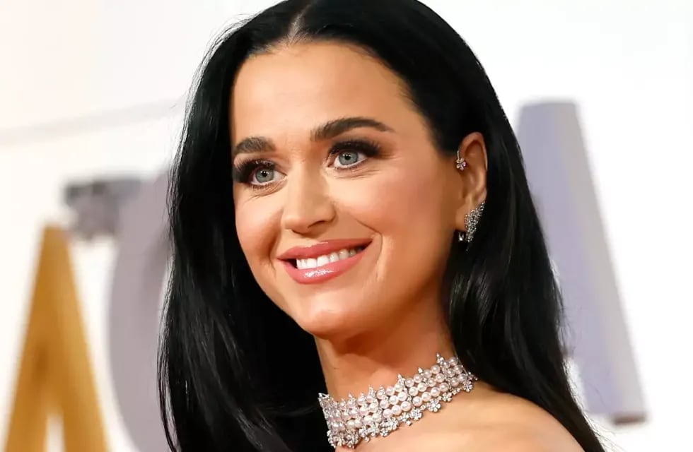 Microbikini tejida y corpiño underboob: Katy Perry cantó mirando a cámara y demostró que es una reina.